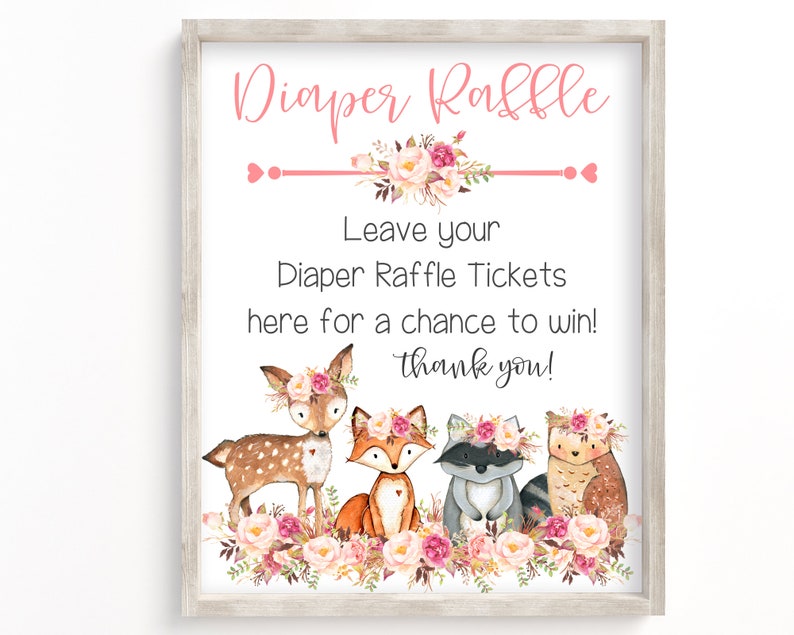 Puede incluir: Un cartel blanco con un borde rosa y el texto "Diaper Raffle" en letra cursiva negra. El cartel tambi&eacute;n incluye el texto "Leave your Diaper Raffle Tickets here for a chance to win! thank you!" y un dise&ntilde;o floral con un ciervo, un zorro, un mapache y un b&uacute;ho.