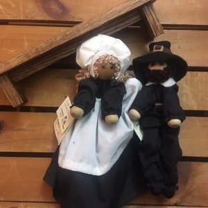 Set of handmade clothes peg Amish Dolls w/ bench