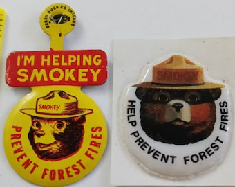 Adesivo e spilla di latta vintage Smokey The Bear "Aiuta a prevenire gli incendi boschivi!" Set di 2 nuovi, vecchi stock (1@14)