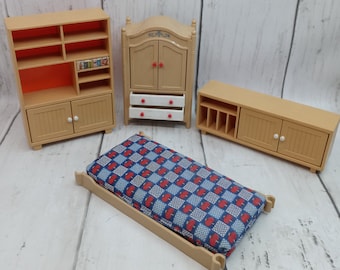 Vintage Tomy Puppenhaus Möbel 4stk Set Entertainment Center Armoire Bettgestell & Konsole (b6)