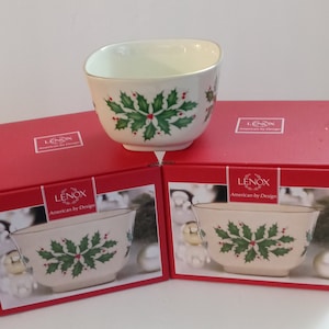 Lenox HOLIDAY Nut Bowl Holly Berry Square Trinket Candy Dish Ivoire & Gold USA Made Fine Bone Chine (shelflv)