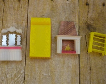 Vintage Kunststoff Puppenhaus Schlafzimmer Möbel Made in Hong Kong Kamin Bett Eitelkeit & Kommode Spaß Girly Stücke (11)