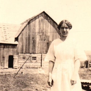 Vintage RPPC Donna Fattoria Big Barn Fence Campi Cartolina (rppc)