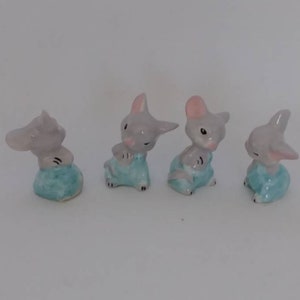 Vintage Mini Land Mäuse Set von 4 jede entzückende Maus sind in blauen Overalls E. D.  Auf der Unterseite markiert (4b)