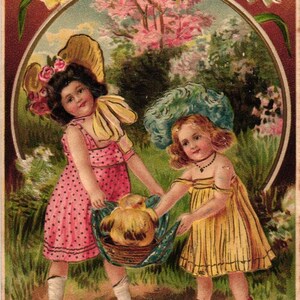 Postal de Pascua antigua Alemania Chubby Little Girls en Gorros de Pascua llevando un polluelo gordo en cesta en relieve (2@1)