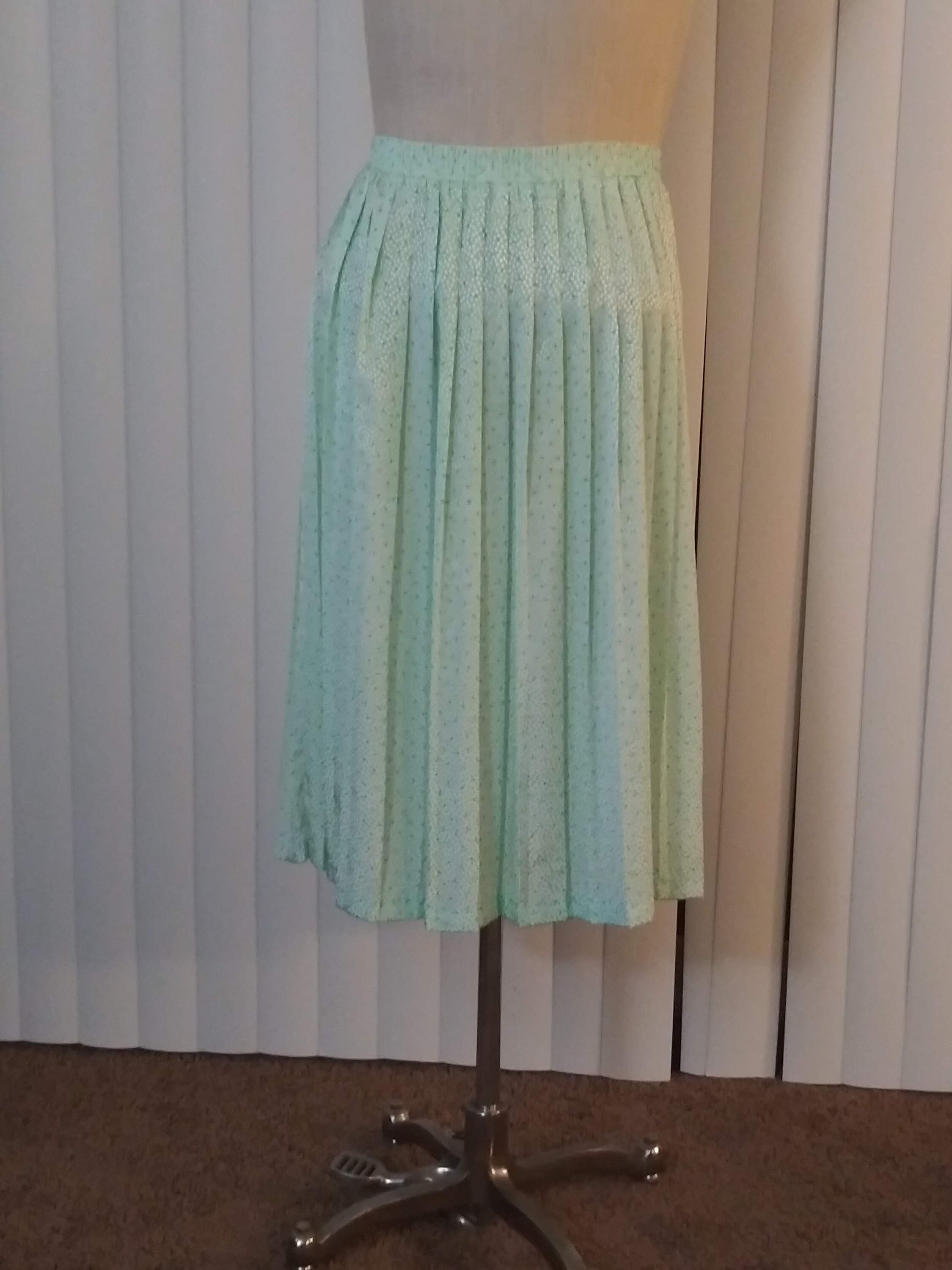green skirt size 8