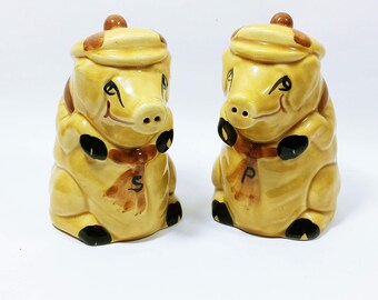 Vintage Anthropomorphic Pigs Salt Pepper Shakers Big Hats & Scarfs Mustard and Brown  (4e)