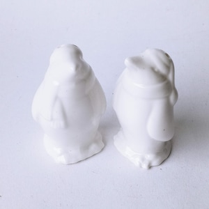 Vintage Penguin in Scarf Milk Glass Salt and Pepper Shakers Small Table Decor (4e)