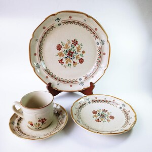 Vintage Sundance 8063 von International Charles Steinberg Japan Geschirr Floral Gemustert Rand Tan Trim