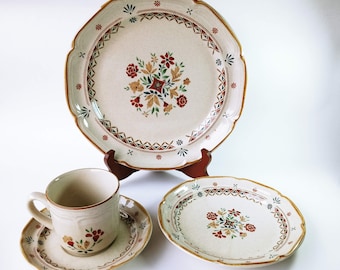 Vintage Sundance 8063 door international Charles Steinberg Japan servies bloemen geschulpte rand tan trim