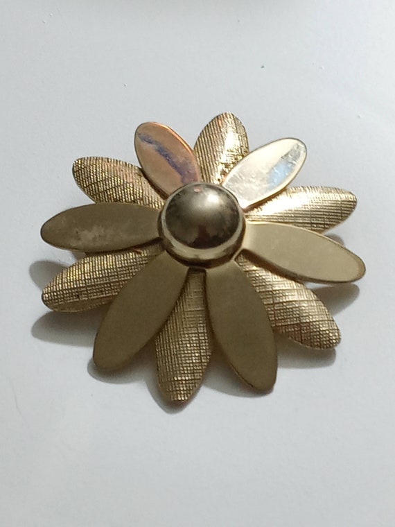 Vintage Sarah Coventry Gold Flower Broach Lovely B