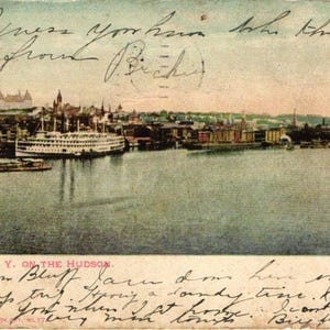 Postal con imagen en color de RPPC Albany NY en el río Hudson con vista a la ciudad y barco (2@4