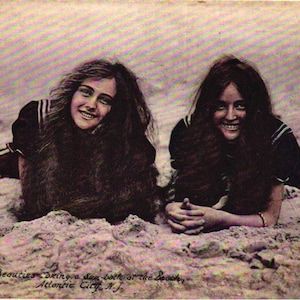 Bellezas de RPPC tomando sol en la playa de Atlantic City, Nueva Jersey. Postal con imagen en color (2 a 4)