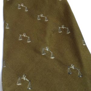Miller & Rhoads Weights and Scales Tie Silk Blend Green Beige Vintage Men&#39;s Clothing (tb)