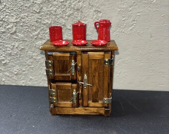 Vtg Dollhouse Ice Box & 6pc Enamelware 1970 Wood 1:12 Scale model Furniture