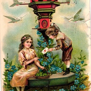 Viktorianische Kinder Junge & Mädchen Brief Vogelhaus Tauben Klee und blaue Blumen Entzückende antike geprägte neue Jahre Postkarte (2 @ 3)