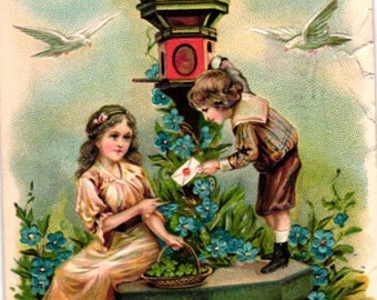 Postal victoriana de Año Nuevo con letras para niños y niñas, palomas, tréboles y flores azules, adorable, antigua, en relieve (2@3)