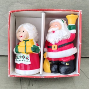 Vintage McCrory Santa & Mrs Clause Salt n Pepper Shakers Hong Kong Christmas Holiday Table  Decorations NOS(z)