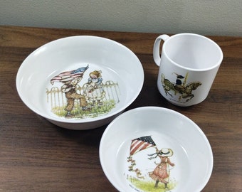 Vtg Holly Hobbie Freedom 2 Bowls & Mug