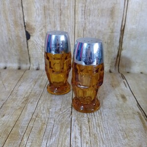 Vintage Amber Glass Salt & Pepper Shakers Silver Plastic Top (@)