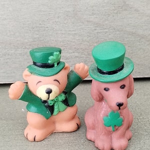 Vtg St Patrick&#39;s Day Bear & Dog Golden Lab 2&quot; Rubber Figures Hong Kong (b9)