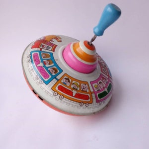 Vintage Big Metal Spinning Top Ohio Art Wood Knob Train Graphics (hs)