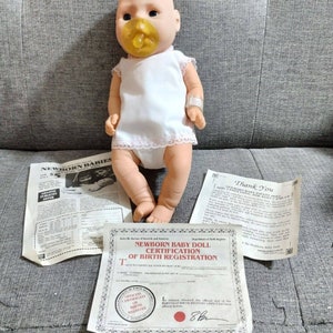 Raffoler Babyville muñeca recién nacida con certificado de nacimiento