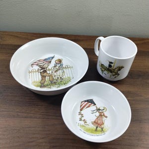 Vtg Holly Hobbie Freedom Childs Dinner Set 2 Bowls & Mug