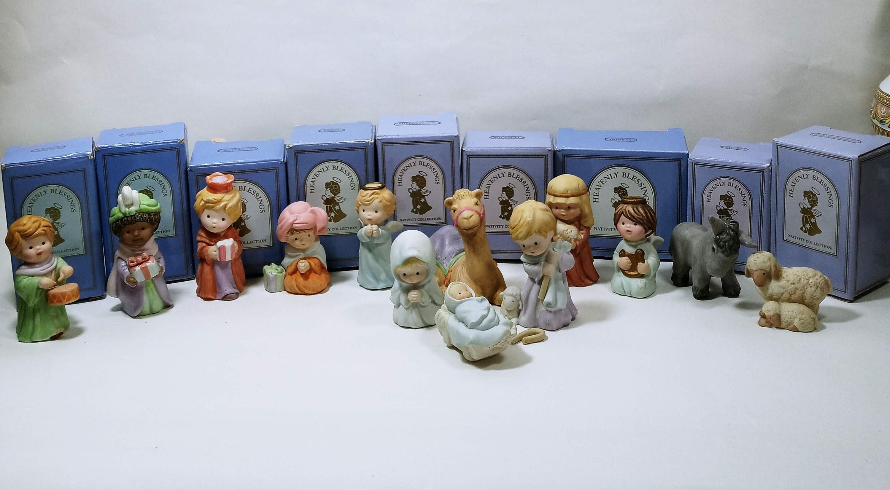 VINTAGE AVON HEAVENLY BLESSINGS COMPLETE 13 PIECE NATIVITY SET IN BOXES
