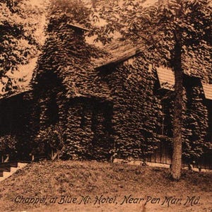 Postal con imagen en color de la capilla RPPC en el hotel Blue Mt. cerca de Pen Mar, Maryland (2 a 4)