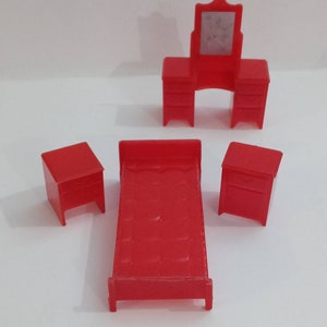 vintage Alliad USA Dollhouse Meubles de chambre 4pc Lit Rouge 2 Tables de Chevet et Vanity Fun & Funky Doll Meubles Miniatures (b9)