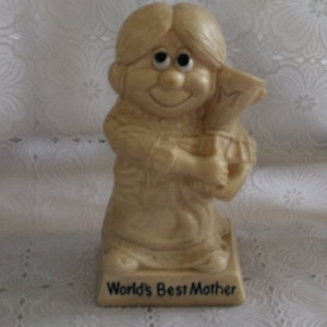 Vintage R & W Berries Figurine &quot;World&#39;s Best Mother&quot; Trophy 1970 Fun Novelty Mothers Day Gift Present (3)