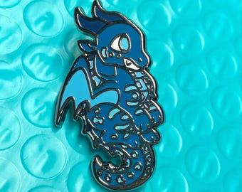 Pin de esmalte duro con alas de fuego del tsunami