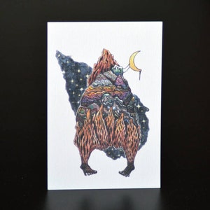 Personagem de montanha com pássaro lunar, impressão de cartão postal A6, ilustração em aquarela, paisagem surreal de montanhas coloridas, impressão de arte digital
