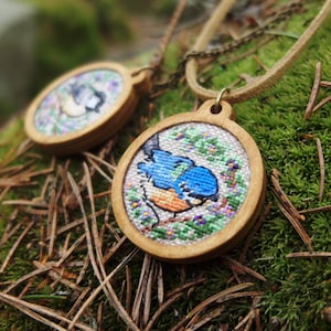 Ciondolo a forma di uccello ricamato: collana con cinciallegra, gioielli in tessuto