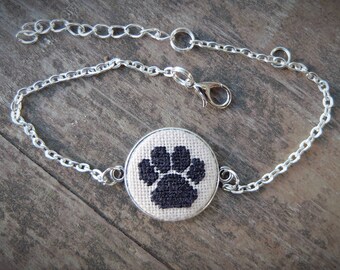 Pulsera con huella de pata de gato bordada: Joyería plateada para amantes de las mascotas