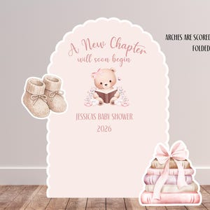 Può includere: Arco baby shower rosa chiaro con bordo smerlato, con un orsacchiotto che legge un libro, il testo "A New Chapter will soon begin", e il testo "JESSICAS BABY SHOWER 2026". Include anche un paio di stivaletti e una pila di libri.