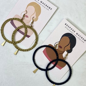 Statement Makramee Leichte Creolen mit Messing Dreieck Charm