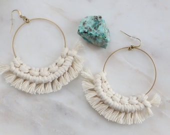 Große Makramee FRINGE Gold HOOP Ohrringe, Statement Ohrringe, Boho Schmuck, Geschenke unter 25
