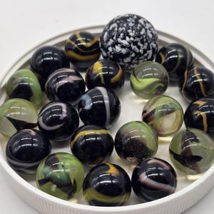 Net Bag of 21 &quot;Sheep Droppings&quot; Glass Marbles one 25mm (7/8 in) porcupine shooter and 20 16mm (5/8 in) player marbles