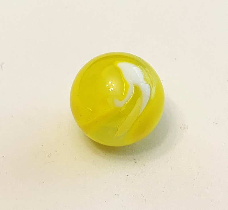 16mm Banana Swirl Early Edition Glass Player Marbles Choice of Single or Pk 5 Clear Base w Yellow & White Swirls Retired Vacor Mega Marbles Single Banana Swirl