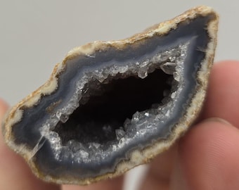 Medium Quartz Geode Agate Rocks 3''-4''– Pack of 1 Natural Crystal Geode, Small Mineral Specimens for Collectors, Crafts, and Crystal Decor