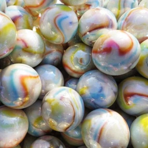 Sukh Lot de 100 billes en verre - Mélange œil de chat - 4 couleurs - Taille moyenne - Marbre épais - Cadeau rétro - 14 mm et 16 mm - Pour