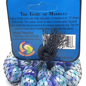 Puede incluir: Una bolsa de 13 canicas de vidrio azul y blanco con efecto de m&aacute;rmol. La bolsa est&aacute; etiquetada con "Mega Marbles" y "The Game of Marbles". La etiqueta incluye instrucciones para jugar a un juego de canicas. La bolsa est&aacute; hecha en M&eacute;xico.