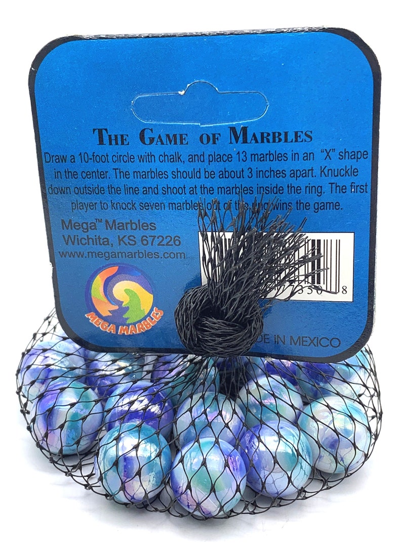 Puede incluir: Una bolsa de 13 canicas de vidrio azul y blanco con efecto de m&aacute;rmol. La bolsa est&aacute; etiquetada con "Mega Marbles" y "The Game of Marbles". La etiqueta incluye instrucciones para jugar a un juego de canicas. La bolsa est&aacute; hecha en M&eacute;xico.