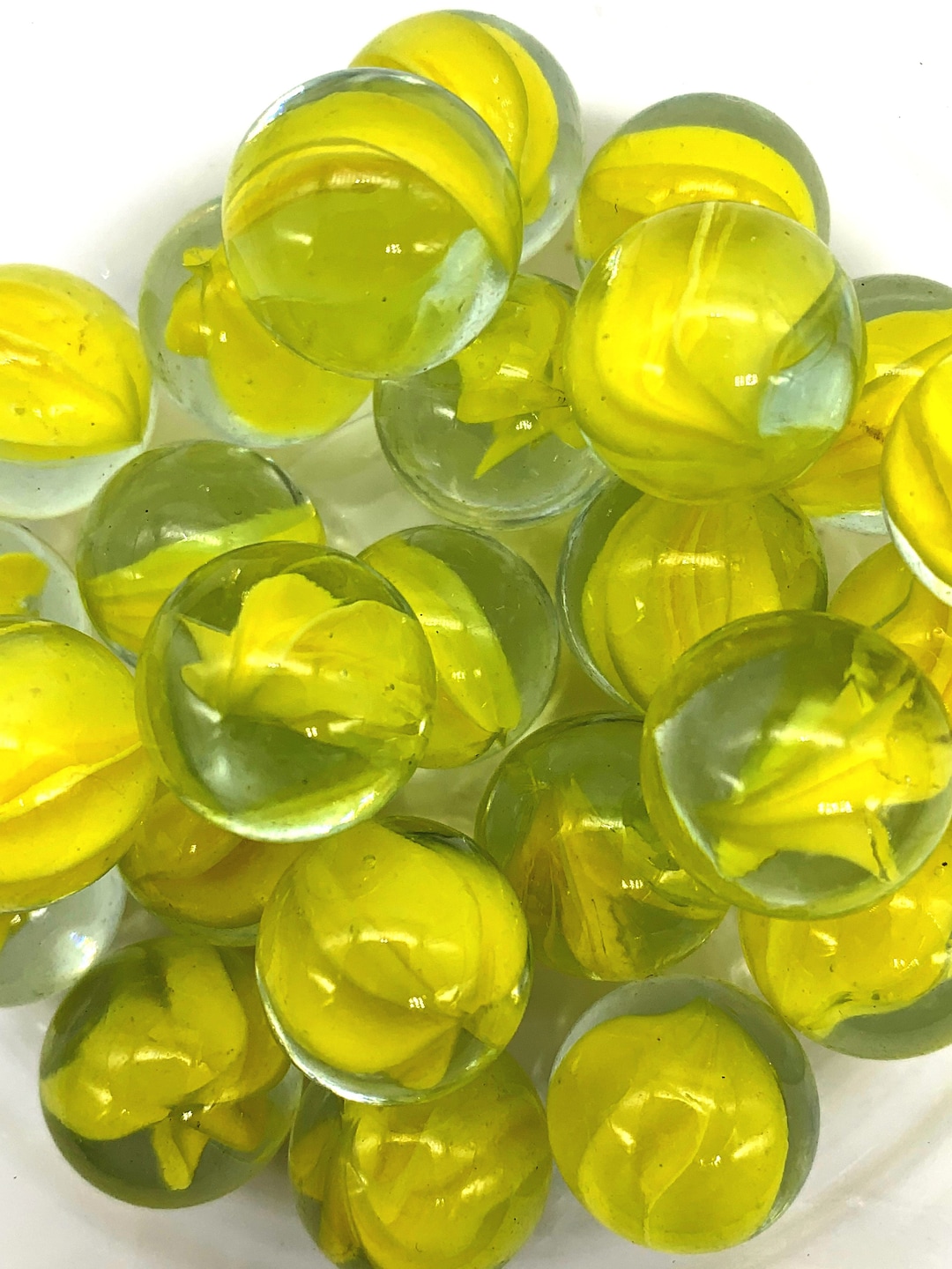 Lot de 50 méga billes en verre « oeil de chat jaune » 16 mm (5/8 po.) transparent clair avec 6 palettes jaunes 2004-2006 - France Lot de 50 méga billes en verre « oeil de chat jaune » 16 mm (5/8 po.) transparent clair avec 6 palettes jaunes 2004-2006 - France