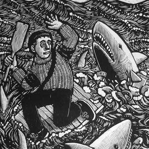 Può includere: Un'incisione su legno in bianco e nero che raffigura un uomo su una barca inseguito da squali. L'uomo tiene un remo e sembra spaventato. Gli squali sono grandi e hanno denti affilati. L'incisione è intitolata "Il destino contrario di coloro che si fidano del vino versato della Fortuna."