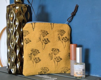 Small linen bag in mustard with floral motif, with floral print by hand, botanical print, jewelry bag, special gift, coin bag, meadow