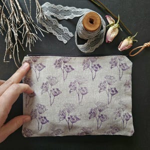 Handbedrucktes Täschen in Leinenoptik mit Blumenmotiv, Schminktasche mit Botanikdruck, mit Dillmotiv-Muster, Leinenbag besonderes Geschenk