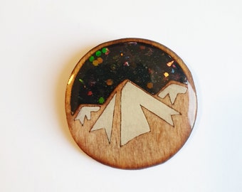 Mountain Wood Badge/ Epoxi Button/ Accessories/ Brooch Jewelry/ Resin/ Glitter/ Hand Painted/Small Gift